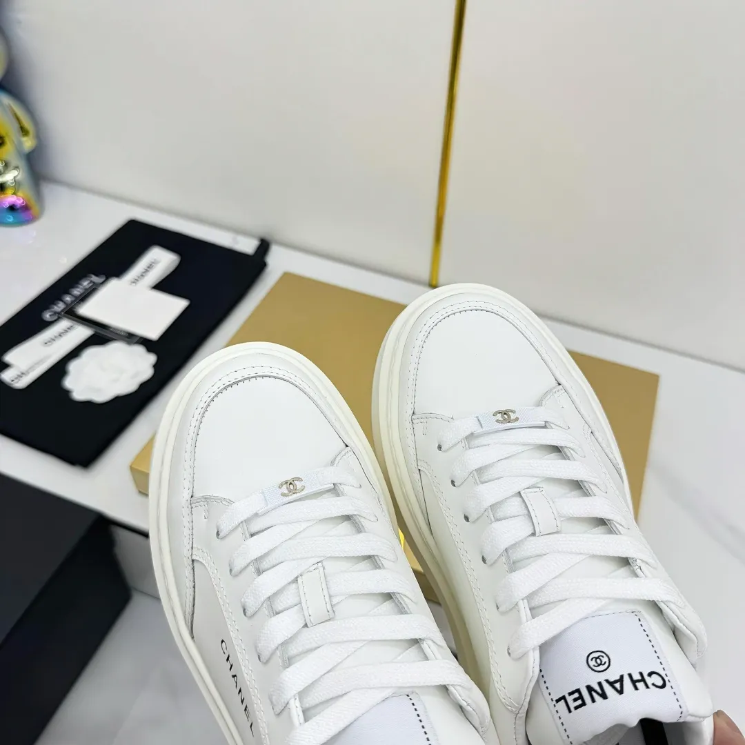 👟👟Ex-factory price 600👟👟 Upgraded version, upgraded version, upgraded version! No rebuttal accepted! ! ! ! Chanel Chanel panda shoes! 2025 counter's top casual sports shoes. This classic design; the upper is electro-embroidered with a variety of techniques; the outsole is fashionable and sporty; the unusual inclusion of a variety of color matching elements... The diversified mix and match is very good-looking and versatile, and can be used for leisure, fashion, sports, and outdoor... ꫛꫀꪝ Go➫ Materials: ❶Upper made of: original imported first-layer silk cowhide + original waterproof cloth + original first-layer cowhide ❷Inner lining: Original Yangli+Net ❸Outsole based on: Original TPU combination outsole Counter boutique packaging complete set for women 35–41 👉 👉 👉 👉 👉